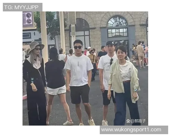 嫂子颜值爆表何猷君携妻儿共庆揭幕战与孩子生日欢乐时光